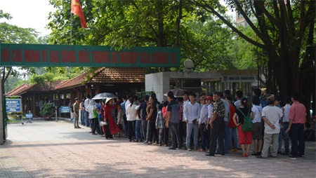 Hàng ngàn người xếp hàng đội nắng 40 độ C viếng Bác - 1 7 giờ 30 sáng, những đoàn người đầu tiên xếp hàng vào viếng Lăng