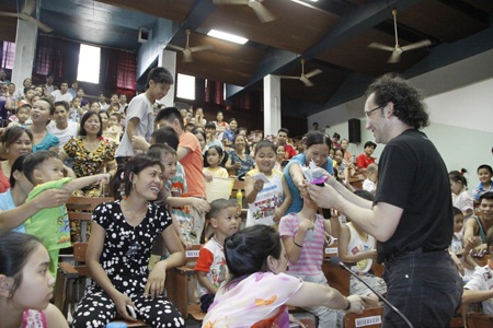 Ảo thuật gia nổi tiếng thế giới thăm trẻ em tại Viện Nhi Trung ương - 1 Thiên Lam