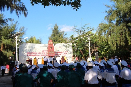 Người VN tại Nga: Kiều bào thăm quân dân huyện đảo Trường Sa - 3 Đại diện Hội người VN tại Nga tặng quà và tiền cho cán bộ chiến sĩ tại đảo Trường Sa Lớn.