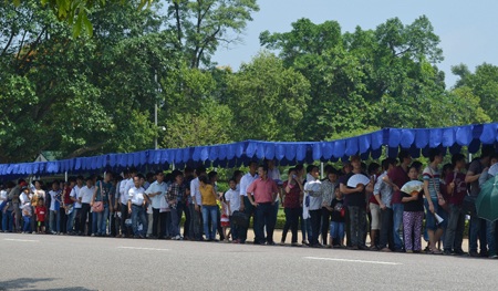 Hàng ngàn người xếp hàng đội nắng 40 độ C viếng Bác - 10 Dưới cái nắng gần 40 độ C, cũng không làm dòng người nản chí…