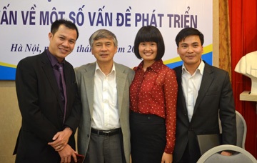 Người đi gieo mầm “Giấc mơ Việt Nam” - 1 Ông Nguyễn Trí Dũng (thứ 2 từ trái)