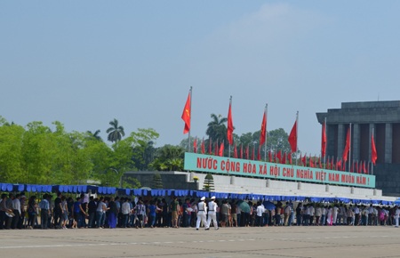 Hàng ngàn người xếp hàng đội nắng 40 độ C viếng Bác - 11 Tất cả đều thành kính tưởng nhớ Người