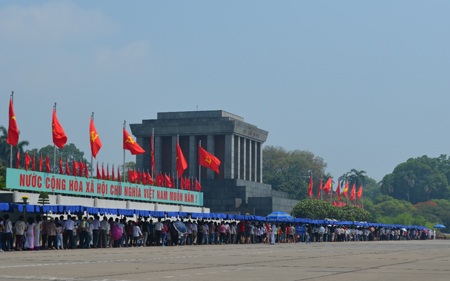 Hàng ngàn người xếp hàng đội nắng 40 độ C viếng Bác - 12 Tất cả đều đến Lăng để mừng sinh nhật Bác.