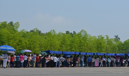 Hàng ngàn người xếp hàng đội nắng 40 độ C viếng Bác - 13 Tất cả đều đến Lăng để mừng sinh nhật Bác.
