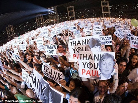 Hàng ngàn châu chấu “tấn công” Paul McCartney trong buổi biểu diễn - 4 Pi Uy