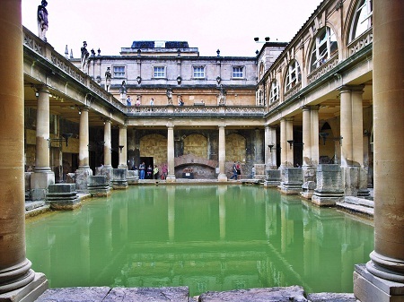 Bức tường Hadrian ở Anh được xây dựng từ thế kỷ thứ II với mục đích bảo vệ lãnh thổ.