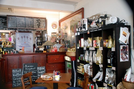 Cửa hàng kinh doanh cà phê Việt của Công ty Royal Pacific.