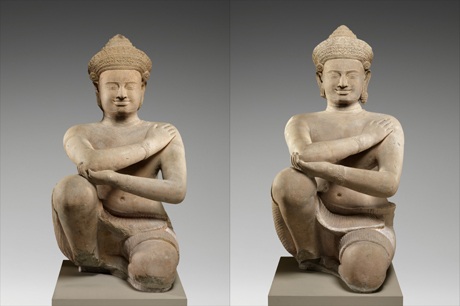 Bảo tàng Mỹ trả lại cho Campuchia hai bức tượng cổ - 1 Hai bức tượng bằng sa thạch khắc họa hình ảnh hai người hầu đang quỳ.