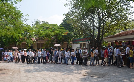 Hàng ngàn người xếp hàng đội nắng 40 độ C viếng Bác - 2 Những đoàn người đến thăng Lăng mỗi lúc một đông