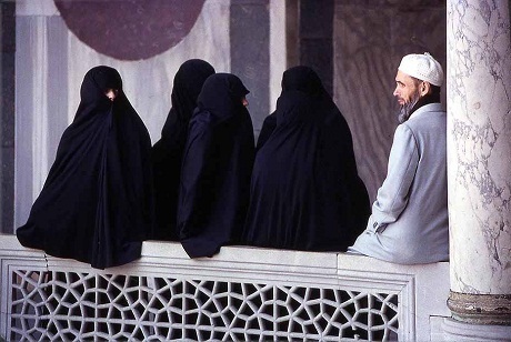 Ả Rập Saudi lần đầu tiên phát động chiến dịch chống bạo hành gia đình - 2 Ả Rập Saudi lần đầu tiên phát động chiến dịch chống bạo hành gia đình