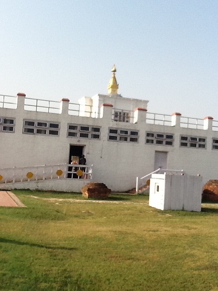 Đền thờ Hoàng hậu Ma-gia, nơi đặt phiến đá đánh dấu địa điểm Đức Phật Đản sinh
