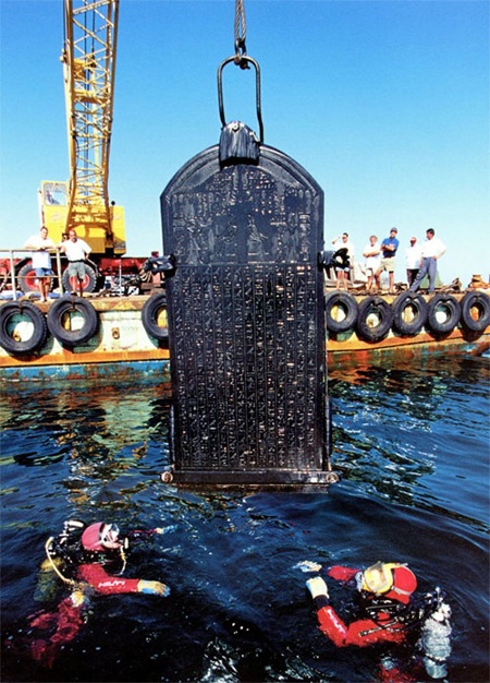 Bia Thonis-Heracleion được tìm thấy và được các nhà khảo cổ đưa lên bờ để nghiên cứu.