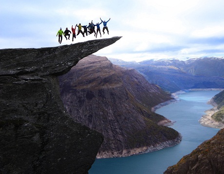 Nhảy trên mỏm đá Trolltunga ở Nauy.