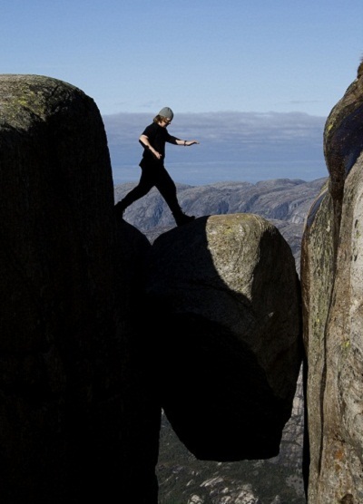 Đứng trên tảng đá Kjeragbolten ở Nauy.