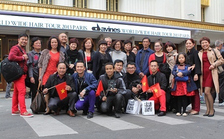 Đoàn Việt Nam mừng chiến thắng trước cửa nhà hát nổi tiếng Les Follies Bergeres - Paris