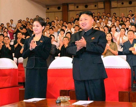 Ông Kim Jong Un đích thân thành lập ban nhạc nữ quyến rũ - 4 Ông Kim Jong Un và vợ - bà Ri Sol Ju vỗ tay cổ vũ ban nhạc Moranbong rất nhiệt tình.