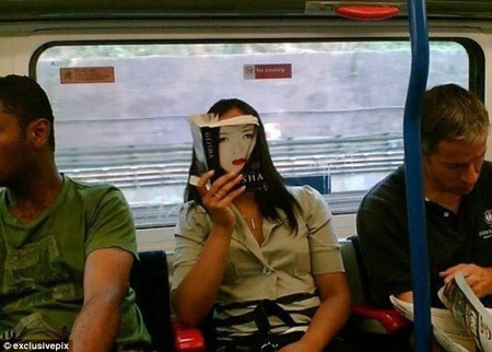 Thú vị với những bức ảnh gây ảo giác - 9 Chân dung một nàng “geisha” đi tàu điện.