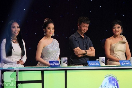 Trần Ly Ly (ngoài cùng bên phải) trên ghế giám khảo Bước nhảy hoàn vũ