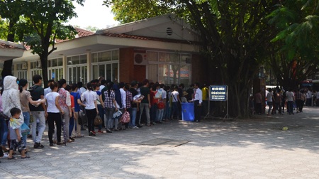 Hàng ngàn người xếp hàng đội nắng 40 độ C viếng Bác - 3 Những đoàn người đến thăng Lăng mỗi lúc một đông