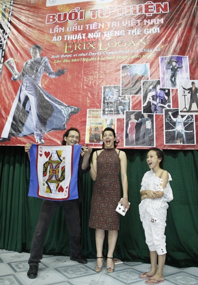 Ảo thuật gia nổi tiếng thế giới thăm trẻ em tại Viện Nhi Trung ương - 3 Thiên Lam