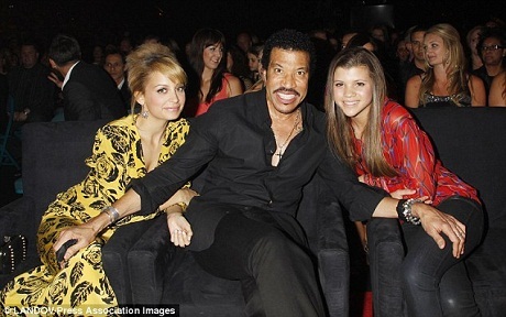 Lionel Richie lần đầu tiên song ca với con gái bản hit “Hello” - 3 Bức hình chụp năm 2010 của Lionel Richie bên hai cô con gái – Nicole và Sofia.