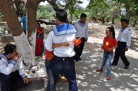 Người VN tại Nga: Kiều bào thăm quân dân huyện đảo Trường Sa - 5 Chiến sĩ vui cùng các em nhỏ trên đảo.