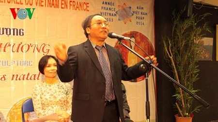 Nhà thơ Trần Đăng Khoa: Đem thơ Việt ra thế giới - 1 Nhà thơ Trần Đăng Khoa đọc thơ tại Trung tâm văn hóa Việt Nam tại Pháp