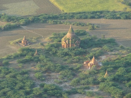 Vẻ đẹp huyền bí của bình nguyên có hơn 2000 ngôi đền