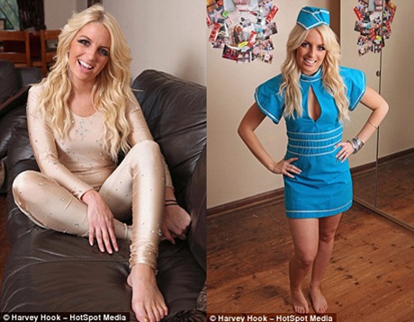 Giống người nổi tiếng cũng "hái" ra tiền! - 1 Michaela Weeks - một “look-alike” khá nổi tiếng chuyên vào vai Britney Spears