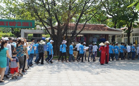 Hàng ngàn người xếp hàng đội nắng 40 độ C viếng Bác - 4 Nhiều đoàn khách phải đi cổng phụ để vào Lăng