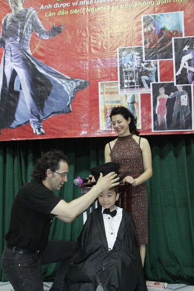 Ảo thuật gia nổi tiếng thế giới thăm trẻ em tại Viện Nhi Trung ương - 4 Thiên Lam