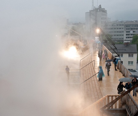 Du khách thích thú hòa mình vào những đám mây nhân tạo.