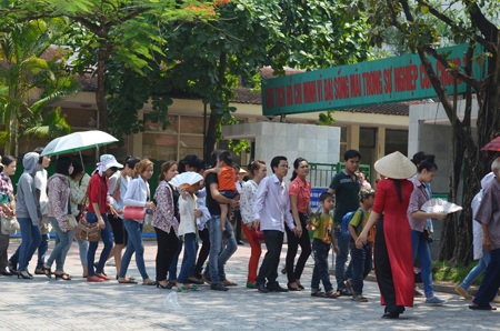 Hàng ngàn người xếp hàng đội nắng 40 độ C viếng Bác - 5 Nhiều đoàn khách phải đi cổng phụ để vào Lăng