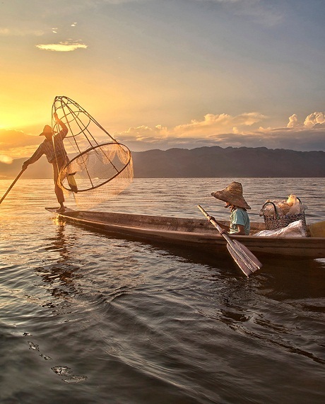 Ảnh bàn tay cụ bà ở Hội An được National Geographic đánh giá cao - 14 Câu cá – Hai cha con đang câu cá lúc mặt trời lặn trên hồ Inle ở Myanmar.