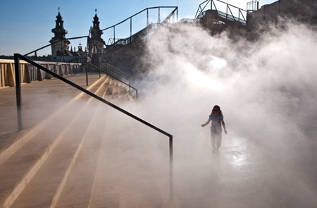 Du khách thích thú hòa mình vào những đám mây nhân tạo.