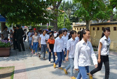 Hàng ngàn người xếp hàng đội nắng 40 độ C viếng Bác - 6 Học sinh, sinh viên, bộ đội, công an…