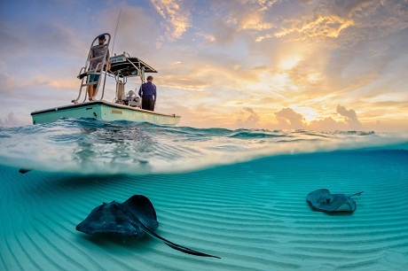 Ảnh bàn tay cụ bà ở Hội An được National Geographic đánh giá cao - 16 Câu cá – Hai cha con đang câu cá lúc mặt trời lặn trên hồ Inle ở Myanmar.
