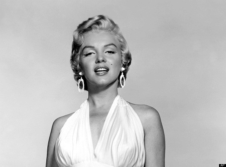 Trong bức hình này, Marilyn Monroe đang ở trong khuôn viên khách sạn Beverly Hills, Los Angeles.