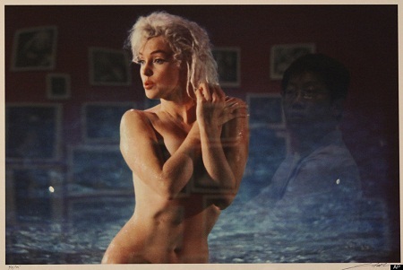 Trong bức hình này, Marilyn Monroe đang ở trong khuôn viên khách sạn Beverly Hills, Los Angeles.