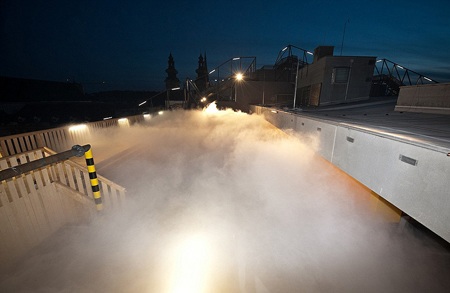 Buổi tối sương mù càng trở lên mờ ảo khi kết hợp cùng những ánh đèn cao áp