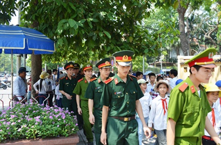 Hàng ngàn người xếp hàng đội nắng 40 độ C viếng Bác - 7 Đều nghiêm chỉnh chấp hành xếp hàng vào thăm Lăng