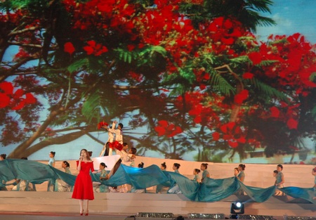 Mãn nhãn với màn trình diễn pháo hoa của thành phố hoa phượng đỏ - 6 Thiên Lam