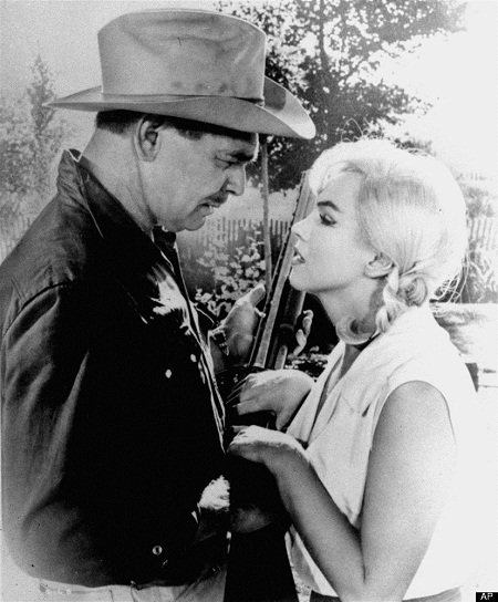 Chiếc váy bị gió thổi tung.