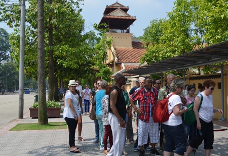 Hàng ngàn người xếp hàng đội nắng 40 độ C viếng Bác - 8 Không ít du khách quốc tế đến thăm lăng Bác, nhân dịp 123 năm ngày sinh của Người