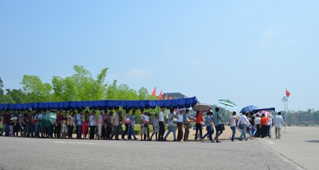 Hàng ngàn người xếp hàng đội nắng 40 độ C viếng Bác - 9 Phía bên ngoài cửa Lăng, dòng người xếp hàng nghiêm trang chờ vào Lăng