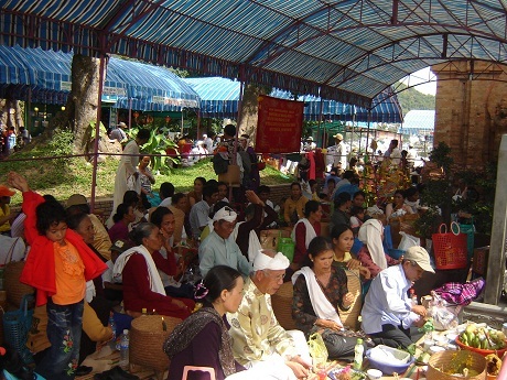 Gia đình các người Chăm đang bày lễ tại Tháp Bà