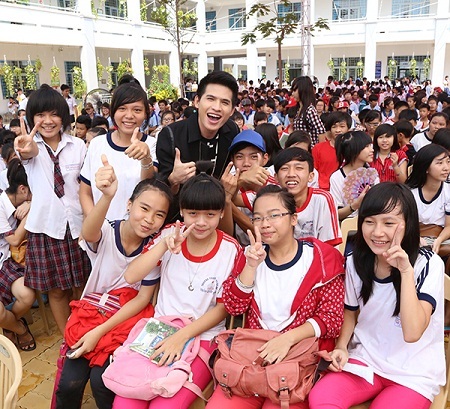 Thần tượng âm nhạc VN “Vui cùng giao thông” cùng học sinh tiểu học - 1 Quốc Thiên chụp hình lưu niệm cùng các em học sinh
