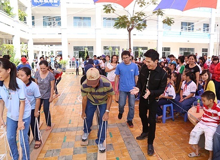 Thần tượng âm nhạc VN “Vui cùng giao thông” cùng học sinh tiểu học - 2 Trò chơi an toàn giao thông rất thu hút các bậc phụ huynh và các em học sinh