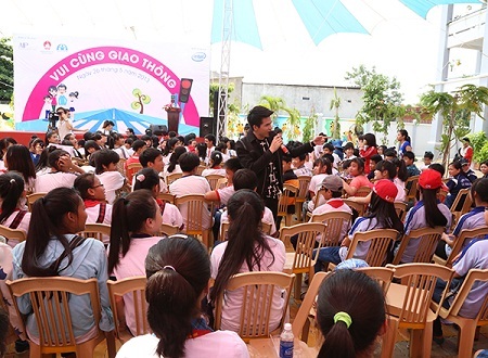 Thần tượng âm nhạc VN “Vui cùng giao thông” cùng học sinh tiểu học - 4 Quốc Thiên giao lưu cùng các em học sinh về chủ đề an toàn giao thông