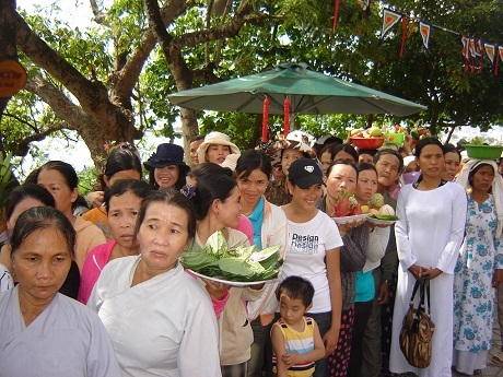 Hàng trăm người chờ vào dâng hương